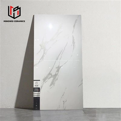 光沢のあるタイルとマットなタイルはどちらが優れていますか